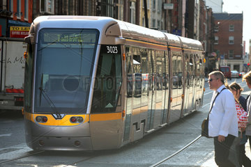 Dublin  moderne Strassenbahn in der Innenstadt