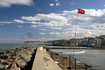 Trabzon  Stadtansicht und tuerkische Nationalflagge