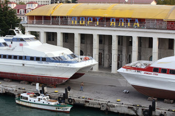 Jalta  Schiffe im Trockendock im Hafen