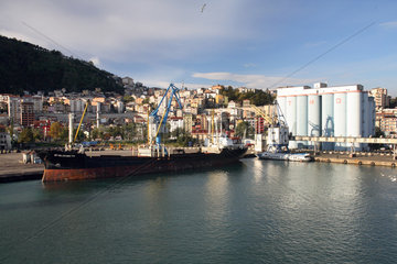 Trabzon  ein Containerschiff wird im Hafen beladen