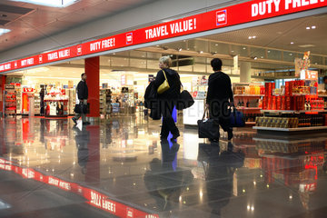 Muenchen  Reisende vor einem Duty Free Shop im Flughafengebaeude