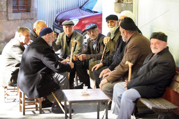 Trabzon  eine Gruppe alter Maenner sitzt zusammen
