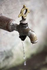 Symbolfoto  tropfender Wasserhahn