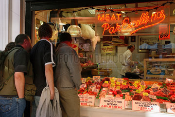 Dublin  Menschen vor dem Schaufenster einer Fleischerei