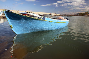 Trabzon  blaues Fischerboot auf dem Meer