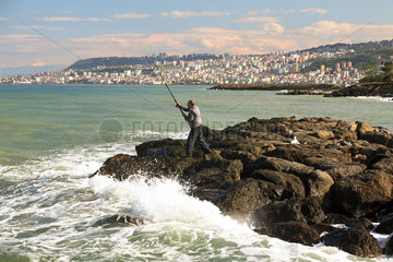 Trabzon  ein Mann beim Angeln am Schwarzen Meer vor der Stadt