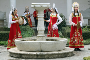 Jalta  Frauen in Landestracht musizieren