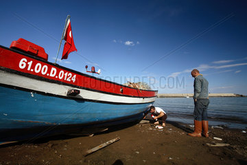 Trabzon  Fischer lassen ein Boot zu Wasser