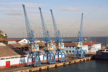Trabzon  Verladekraene im Hafen