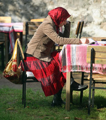 Trabzon  tuerkische Frau liest eine Zeitung
