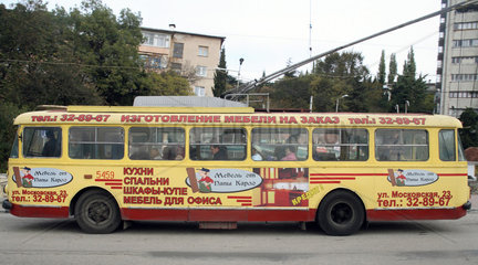 Jalta  Trolleybus auf der Strasse