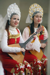 Jalta  Frauen in Landestracht spielen Balalaika