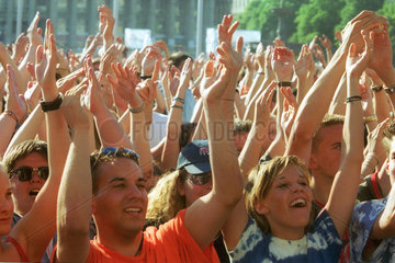 Eine Menschenmenge beim Feiern auf einer Open Air Veranstaltung