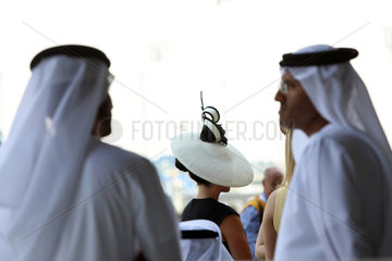 Dubai  Vereinigte Arabische Emirate  Maenner in Landestracht und elegant gekleidete Frau