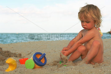 Moenkebude  Kind beim Spielen am Strand