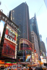 New York City  USA  Leuchtreklame und Wolkenkratzer am Times Square