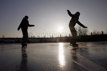Prangendorf  Frauen beim Schlittschuhlaufen auf einem zugefrorenen See
