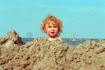 Moenkebude  Kind beim Spielen am Strand