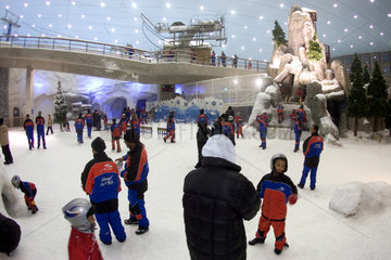 Dubai  Menschen in der Indoorskihalle Ski Dubai im Einkaufszentrum Mall of the Emirates
