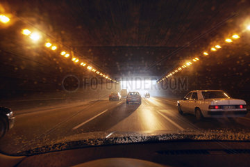 Berlin  Blick durch einen Tunnel auf der BAB 100