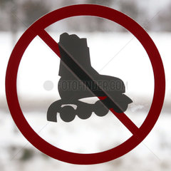 Symbolfoto  Hinweisschild Inlineskaten verboten