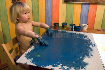 Berlin  ein Kind malt mit Fingerfarben