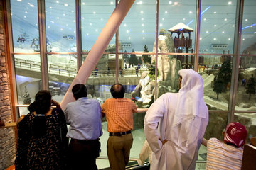 Dubai  Menschen blicken in die Indoorskihalle Ski Dubai im Einkaufszentrum Mall of the Emirates