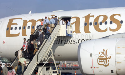 Dubai  Reisende steigen in eine Maschine der Airline Emirates am Dubai International Airport