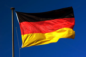Symbolfoto  Nationalfahne von Deutschland im Wind