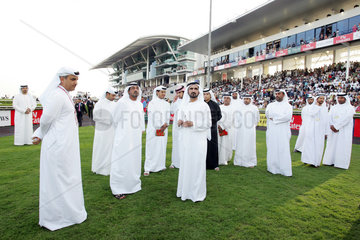 Dubai  Gruppe arabischer Maenner. Sheikh Mohammed bin Rashid al Maktoum in der Mitte