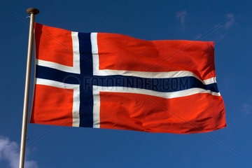 Symbolfoto  Nationalfahne von Norwegen im Wind