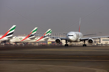 Dubai  Maschinen der Airline Emirates am Dubai International Airport