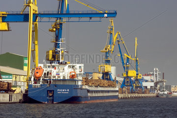 Wismar  Verladekraene und Schiffe im Hafen