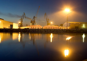 Wismar  Holzlager im Hafen am Abend