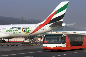 Dubai  Maschine der Airline Emirates am Dubai International Airport