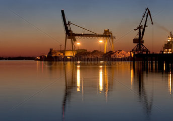 Wismar  Verladekraene im Hafen am Abend
