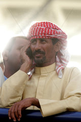 Dubai  arabischer Mann telefoniert mit seinem Mobiltelefon