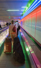 Muenchen  Reisende in einem Gang des Flughafen auf einer Rolltreppe