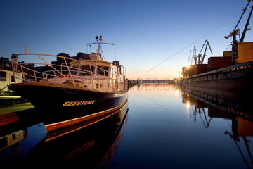 Wismar  Boot im Hafen von Wismar am Abend