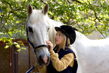 Wandlitz  Maedchen kuschelt mit ihrem Pony
