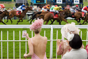 Epsom  Frauen mit Hut beobachten die Pferde im Rennen