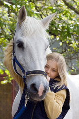 Wandlitz  Maedchen kuschelt mit ihrem Pony