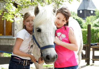 Wandlitz  Maedchen kuscheln mit ihrem Pony