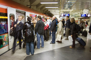 Muenchen  Fahrgaeste beim Einstieg in die S-Bahn