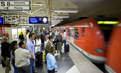 Muenchen  Fahrgaeste warten auf die Einfahrt der S-Bahn