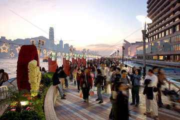 Hong Kong  Fussgaenger auf der Avenue of Stars