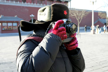 Peking  eine Touristin fotografiert in der Verbotenen Stadt