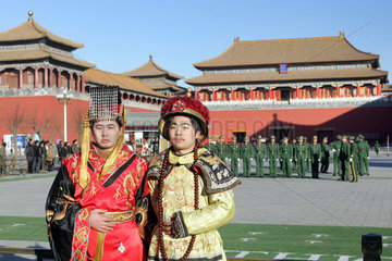 Peking  traditionell gekleidete Chinesen vor dem Mittagstor in der Verbotenen Stadt