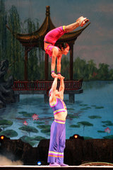 Peking  Artisten zeigen ihre Akrobatik
