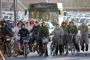 Peking  Fahrradfahrer auf einer Strasse